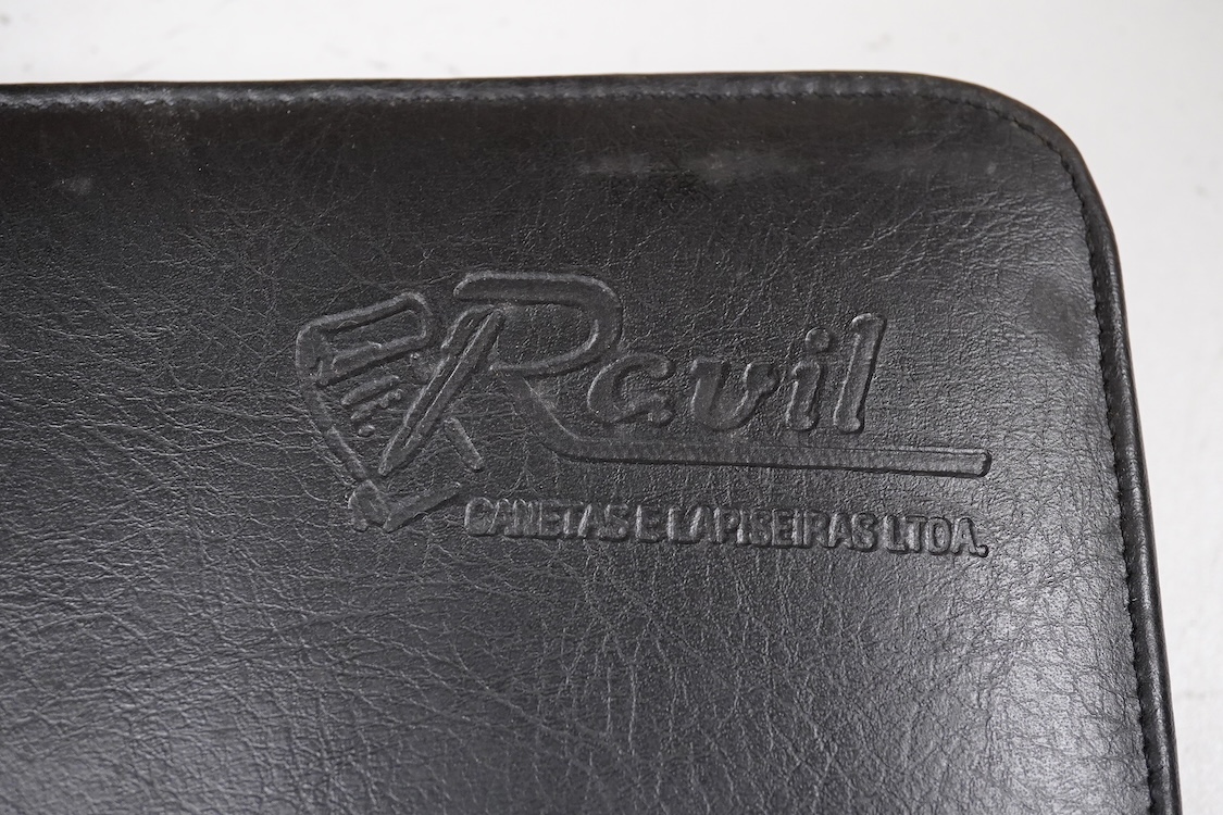 A Ravil fountain pen case for 30 pens